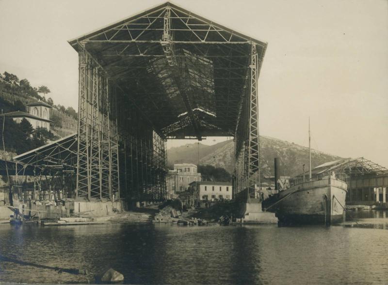 Tettoia "G" - grande scalo coperto visto dal mare