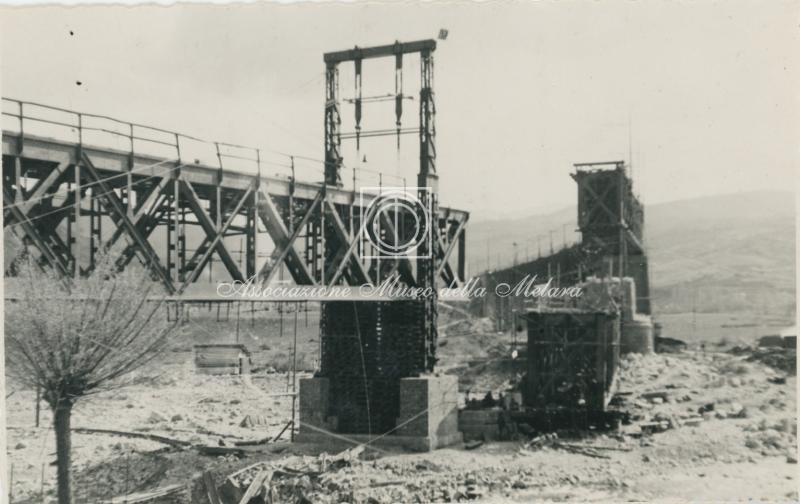 La VII travata a metà salita e la VI in procinto di essere varata