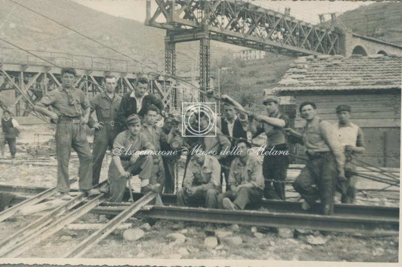 Gruppo di operai in posa