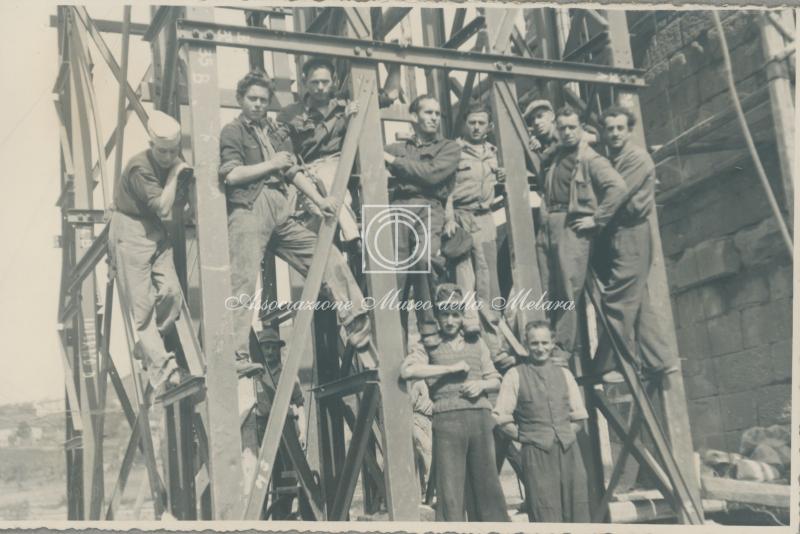 Operai in posa nel cantiere di Borgo Val di Taro