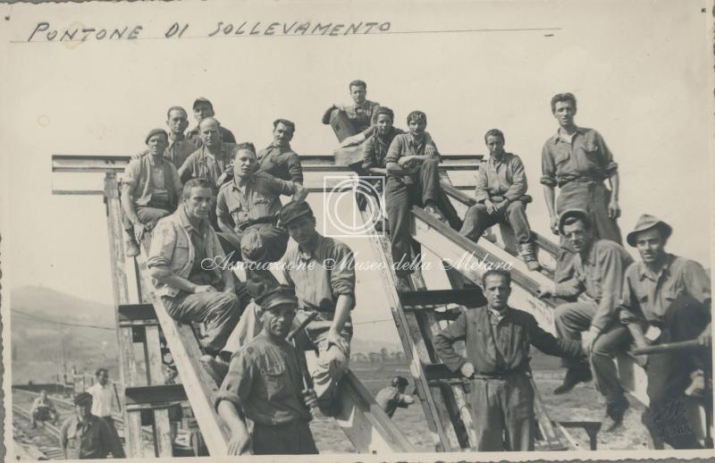 Operai in posa sul pontone di sollevamento