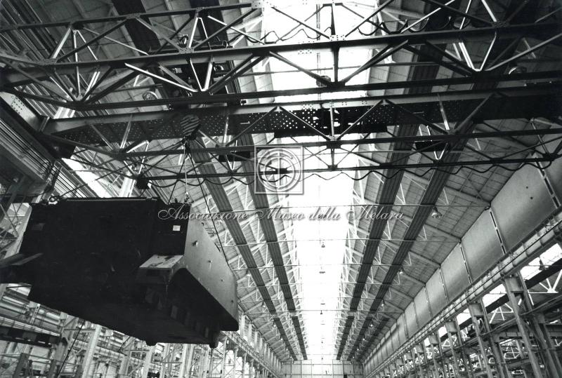 Reparto costruzione M113 con scafo sollevato