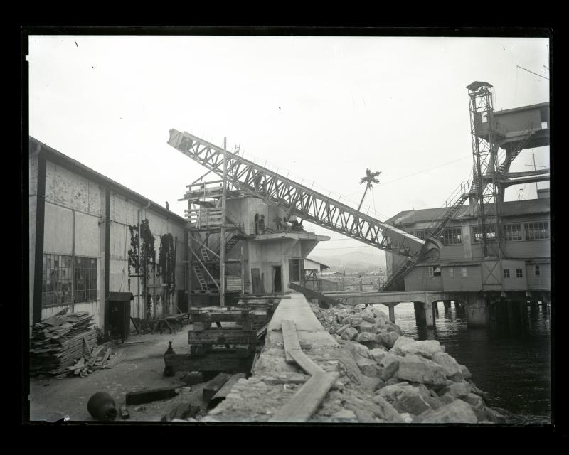 Operai a lavoro sulla catapulta per il collaudo degli aviosiluri del silurificio Whitehead di Fiume - 9