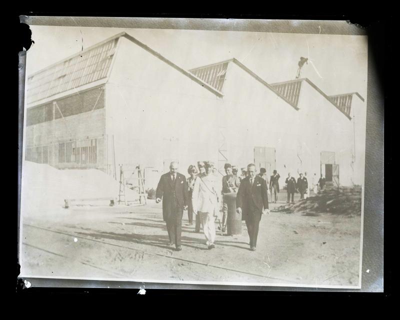 Personale militare in visita allo stabilimento Whitehead di Fiume