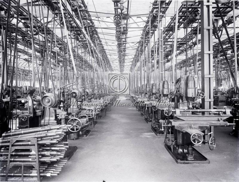 Interno dello stabilimento. Reparto frese e torni