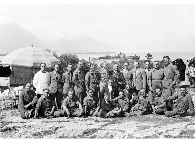 Operai e tecnici in un ritratto di gruppo