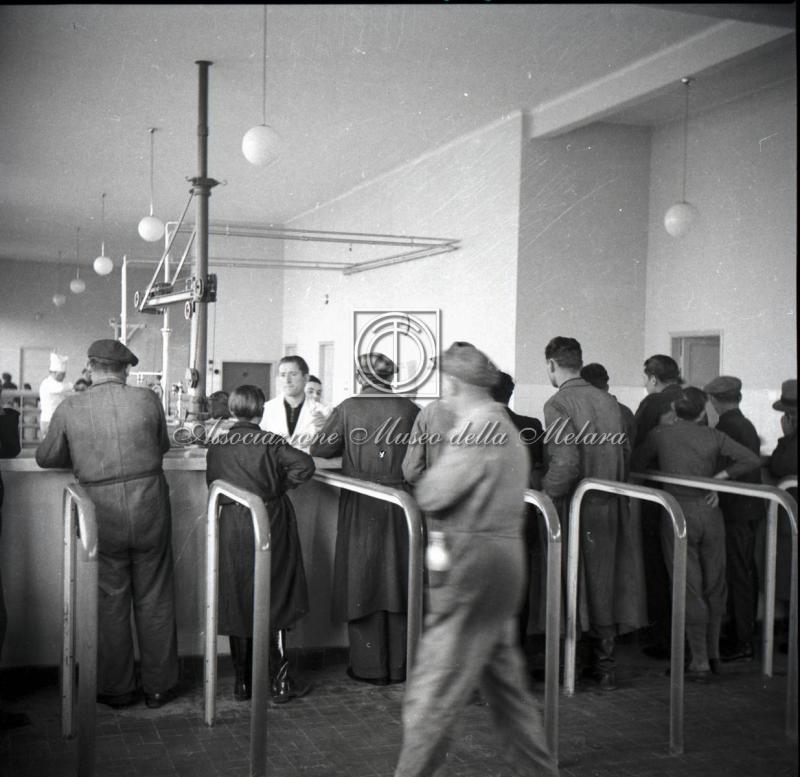Operai in fila per il pranzo