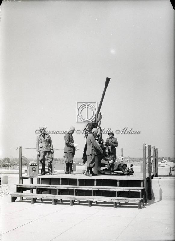 Ritratto di militari e tecnici impegnati nelle prove per la difesa (2)