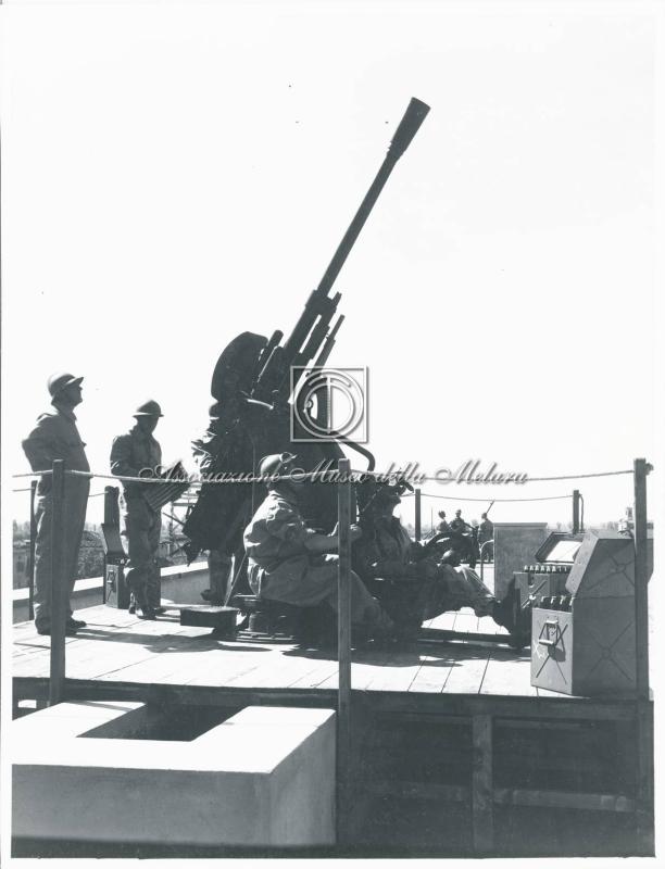 Militari con mitragliera sul tetto della palazzina della direzione (2)