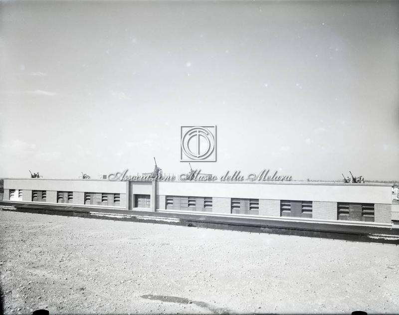 Vista della palazzina durante le prove di difesa contraerea
