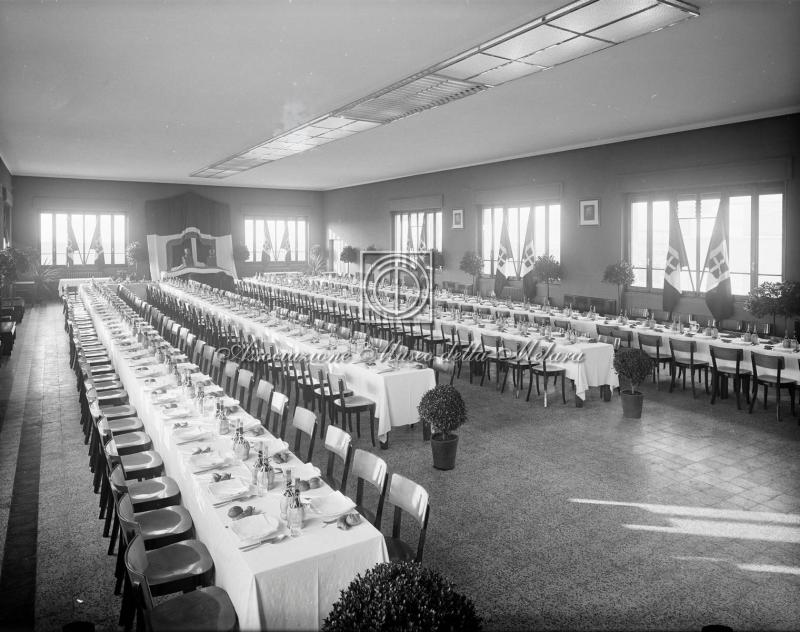 Sala con tavolate apparecchiate per militari e gerarchi