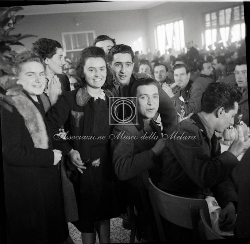 Giovani militari con giovani operaie