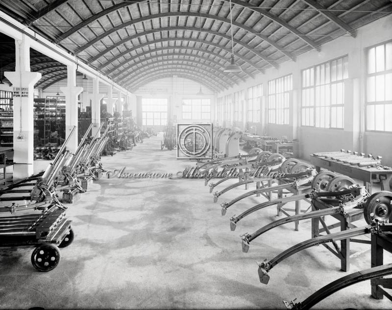 Interno di magazzino con pezzi di artiglieria