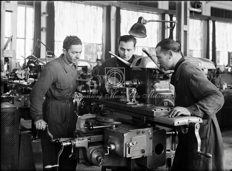 Operai al lavoro su macchinario industriale (2)