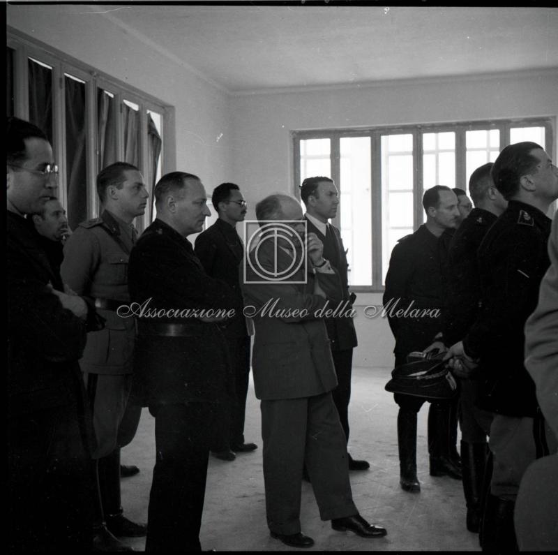 Autorità in ascolto durante comizio fascista