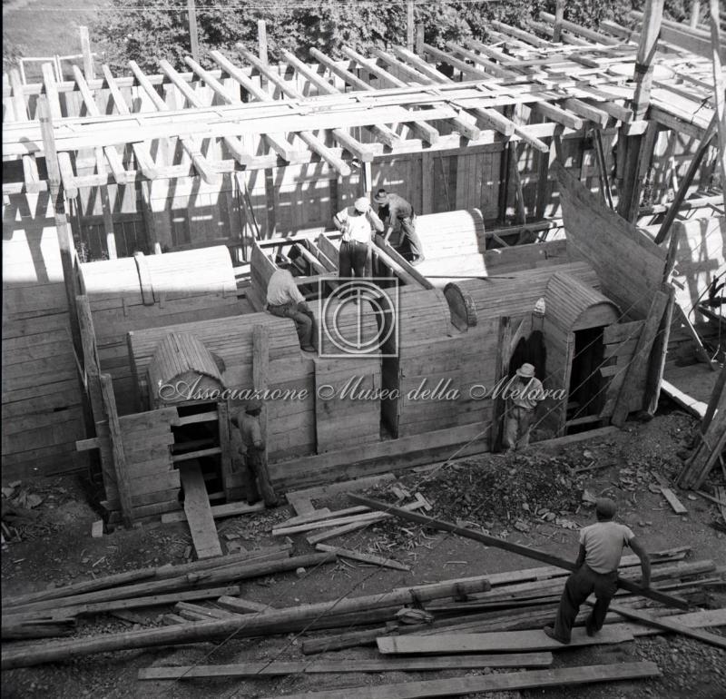 Operai al lavoro per la costruzione del bunker di stabilimento (2)