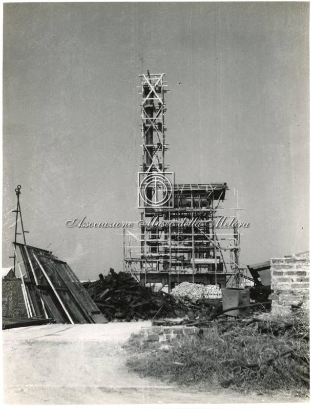 Edificio con ciminiera in ricostruzione (2)