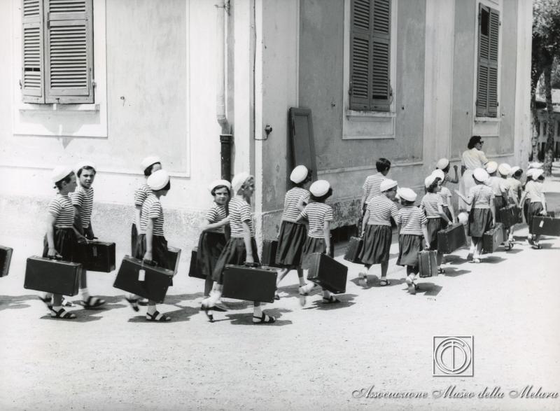 Bambine a passeggio con le valigie