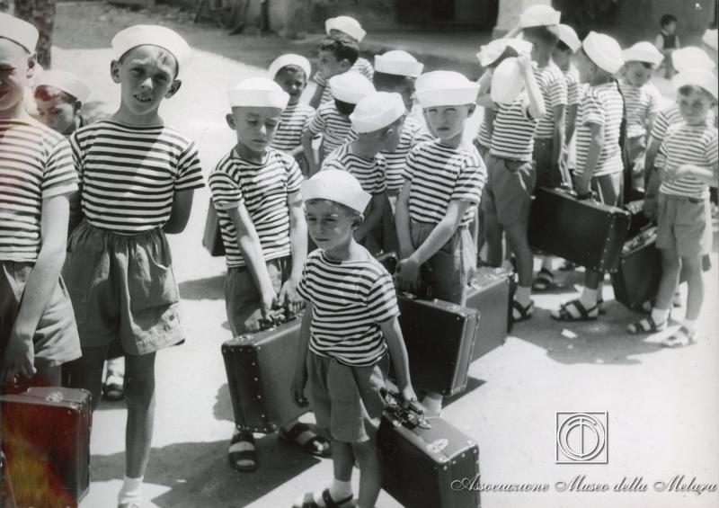 Bambini pronti a partire con le proprie valigie