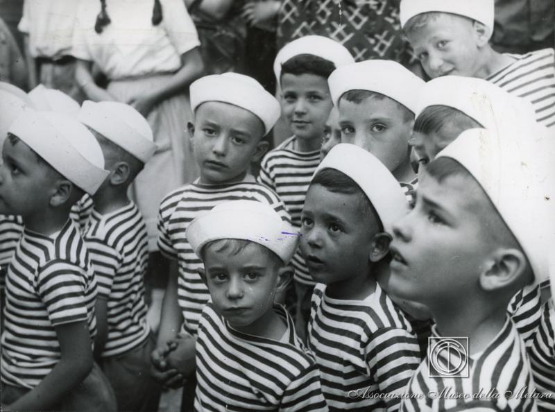 Bambini vestiti alla marinara