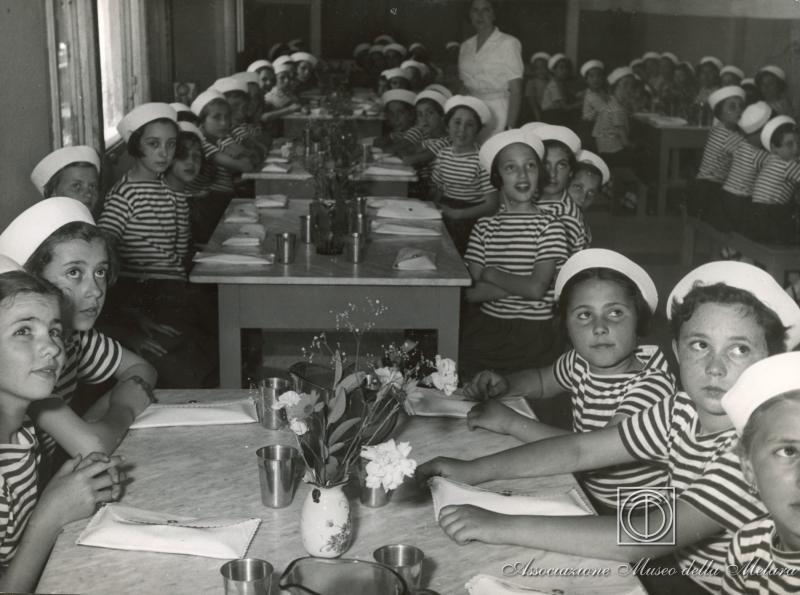Bambine sedute a pranzo