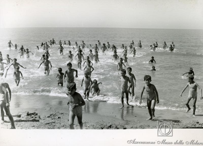 Bambini in riva al mare