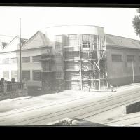 Operai a lavoro all'esterno dello stabilimento Whitehead di Fiume