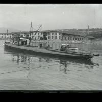 Marinai a bordo di sottomarino all'esterno del Silurificio Whitehead di Fiume