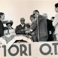 Il Presidente della OTO Melara premia il 2° classificato A. Paccega