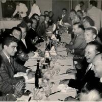 Due tavolate di invitati (1)