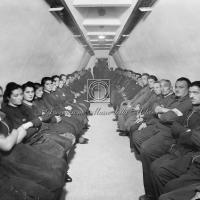 Operai e operaie nel rifugio antiaereo