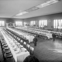 Sala con tavolate apparecchiate per militari e gerarchi