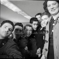 Ritratto di militari e operaie