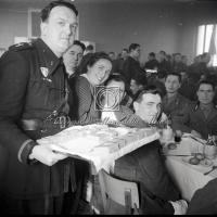 Militare offre le sigarette a colleghi e membri del personale