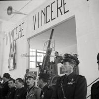 Discorso di gerarca con militari in primo piano