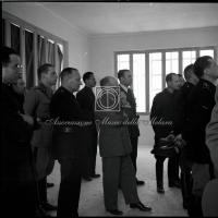 Autorità in ascolto durante comizio fascista