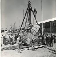 Operai al lavoro per la ricostruzione degli stabilimenti