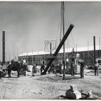 Operai al lavoro per la ricostruzione degli stabilimenti (2)