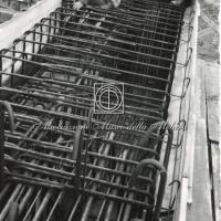 Operai su strutture in ferro per fondazioni