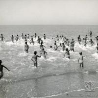 Bambini che giocano in riva al mare