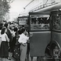 Genitori e bambini si salutano