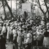 Folla di bambini e genitori