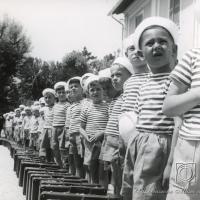 Bambini in fila con le loro valigie