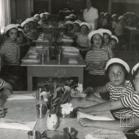 Bambine sedute a pranzo